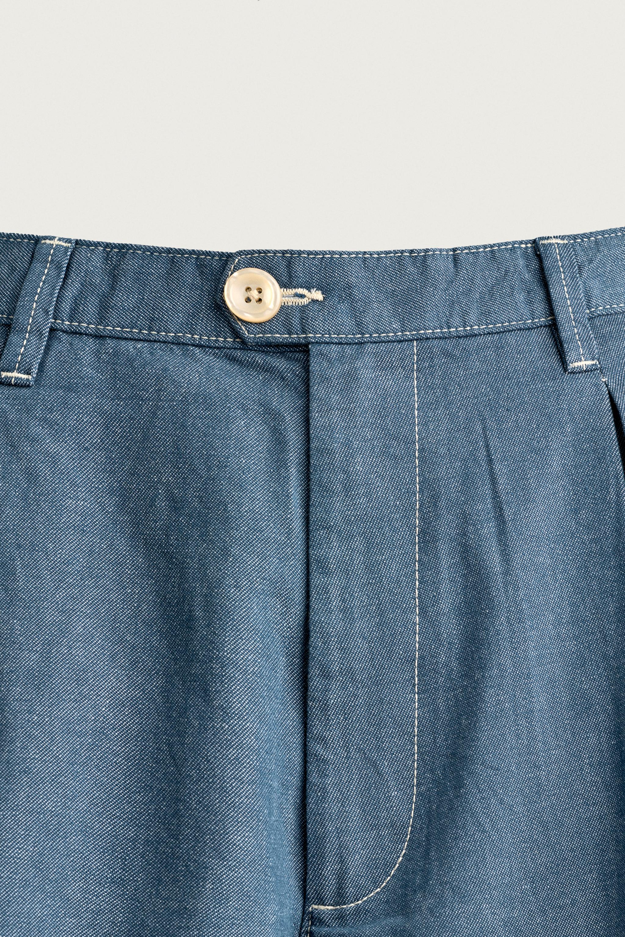 PLEATED LIGHTWEIGHT DENIM SHORTS